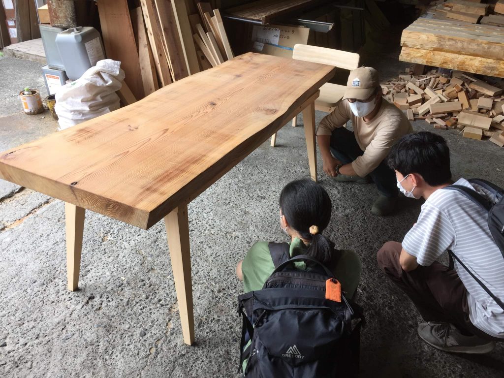 無垢材の流れる形状テーブル received_554530132409995-